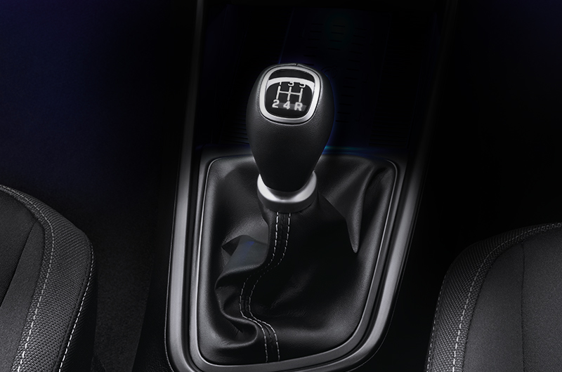 Leather wrapped Gear Knob brings premium look inside