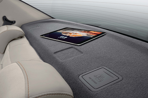 Useful for placing utility items and also acts as a hiding cover for luggage stored in the trunk