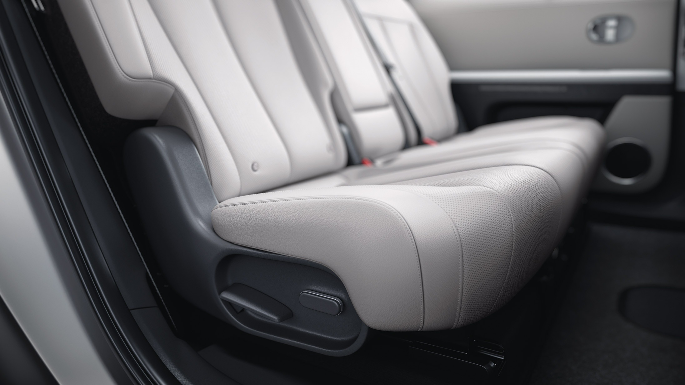 Rear seats have power sliding function that allows occupants to move forward and back by 135mm.