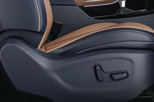 8 Way power driver seat
8 Way power passenger seat